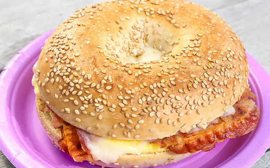 egg sandwich on bagel
